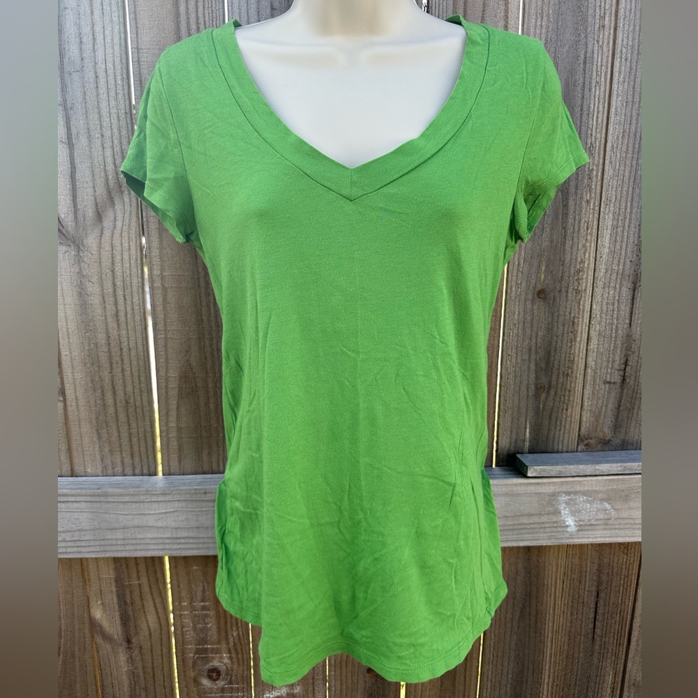 Ann Taylor LOFT Green Short Sleeve V-Neck Tee - Size Medium